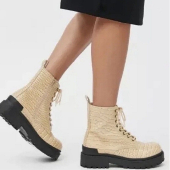 Urban Outfitters Brody Croc Embossed Combat Boots Size 9 - Picture 3 of 12